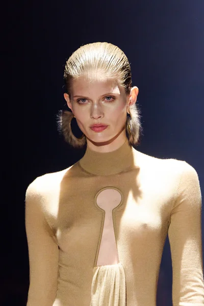Look 16